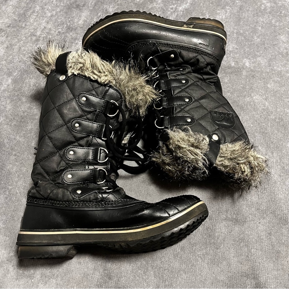 Sorel Joan of Arctic Quilted Waterproof Winter Boots – Women’s Size 9